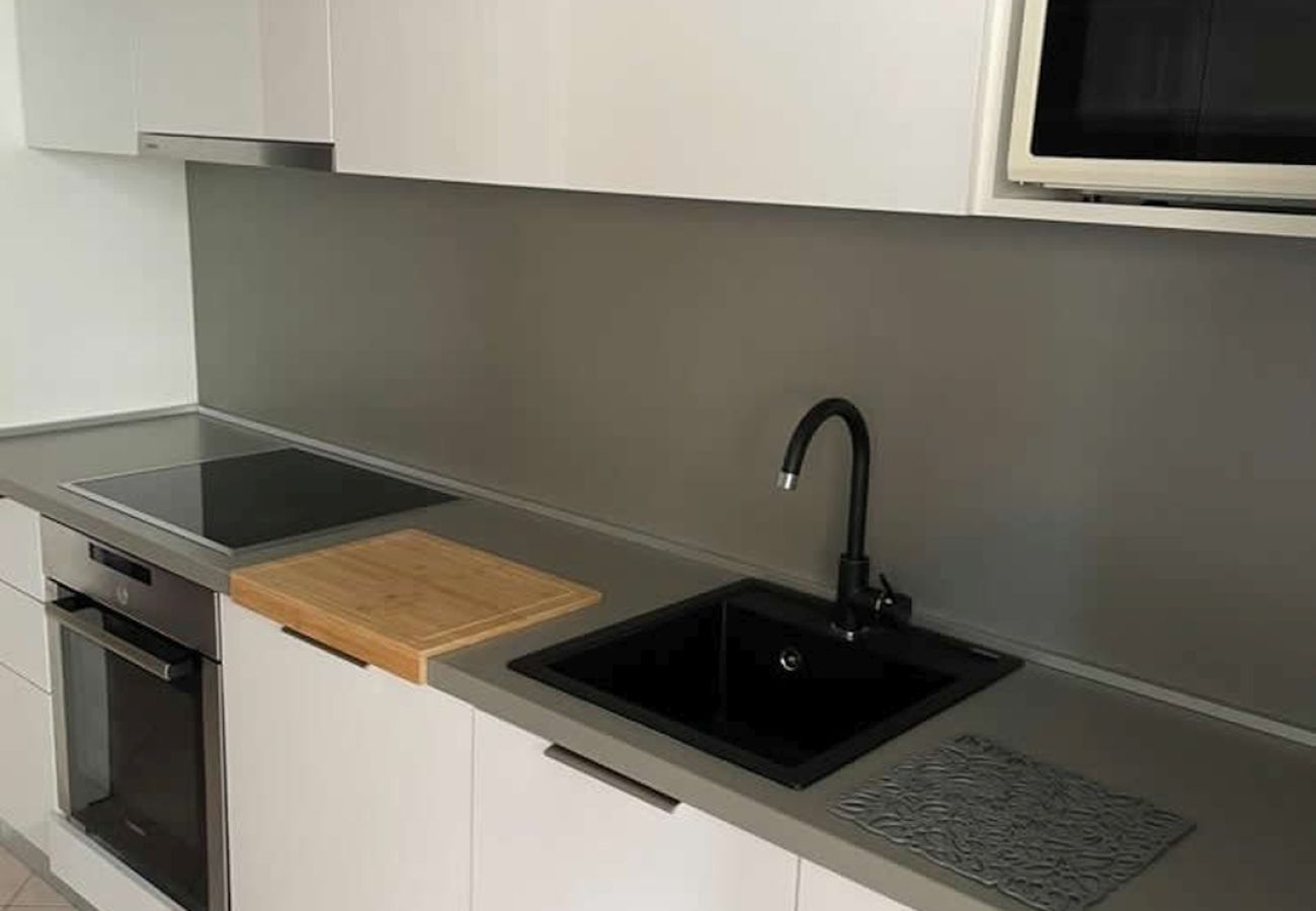 Apartamento en Duce - Apartamento directamente en la playa de arena con vistas al mar, balcón, aire acondicionado y Wi-Fi