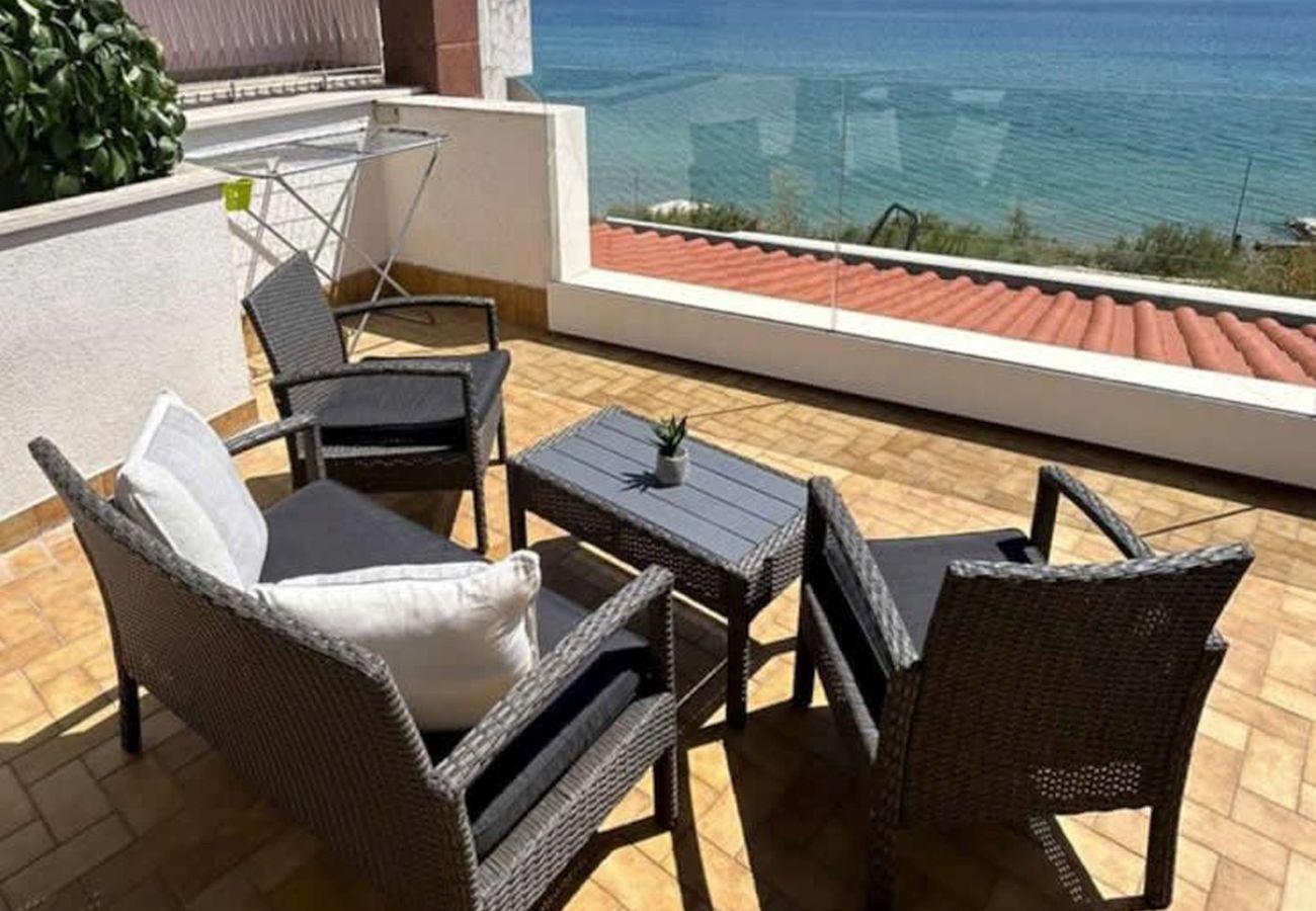 Apartamento en Duce - Apartamento directamente en la playa de arena con vistas al mar, balcón, aire acondicionado y Wi-Fi