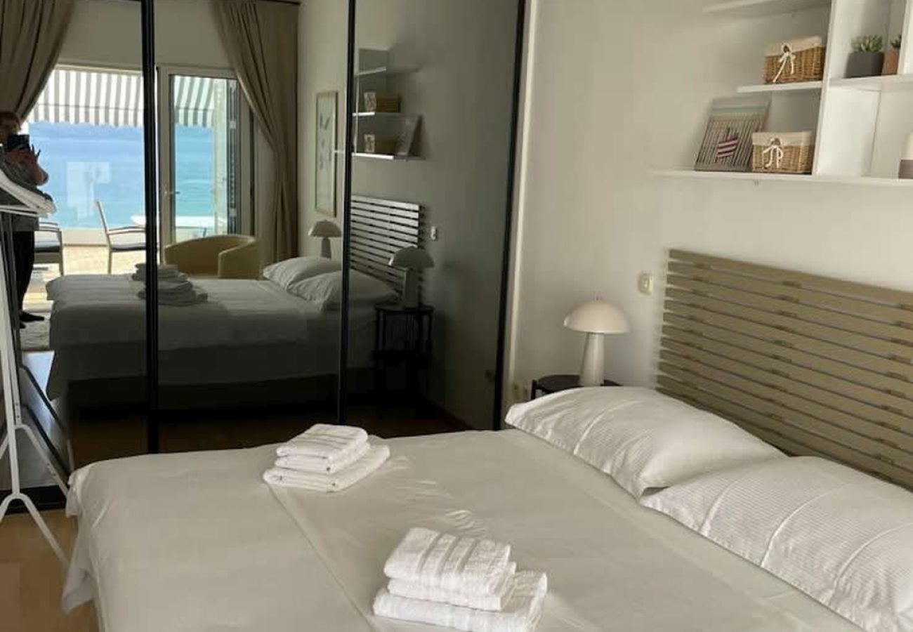 Apartamento en Duce - Apartamento directamente en la playa de arena con vistas al mar, balcón, aire acondicionado y Wi-Fi