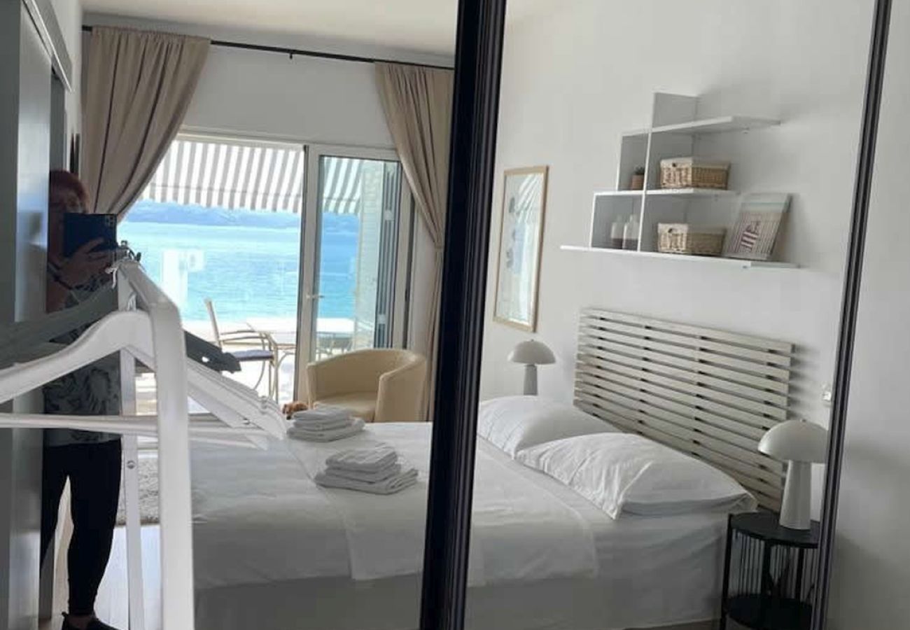 Apartamento en Duce - Apartamento directamente en la playa de arena con vistas al mar, balcón, aire acondicionado y Wi-Fi