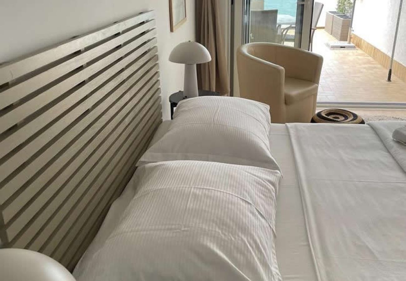 Apartamento en Duce - Apartamento directamente en la playa de arena con vistas al mar, balcón, aire acondicionado y Wi-Fi