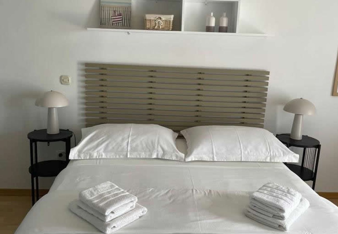 Apartamento en Duce - Apartamento directamente en la playa de arena con vistas al mar, balcón, aire acondicionado y Wi-Fi
