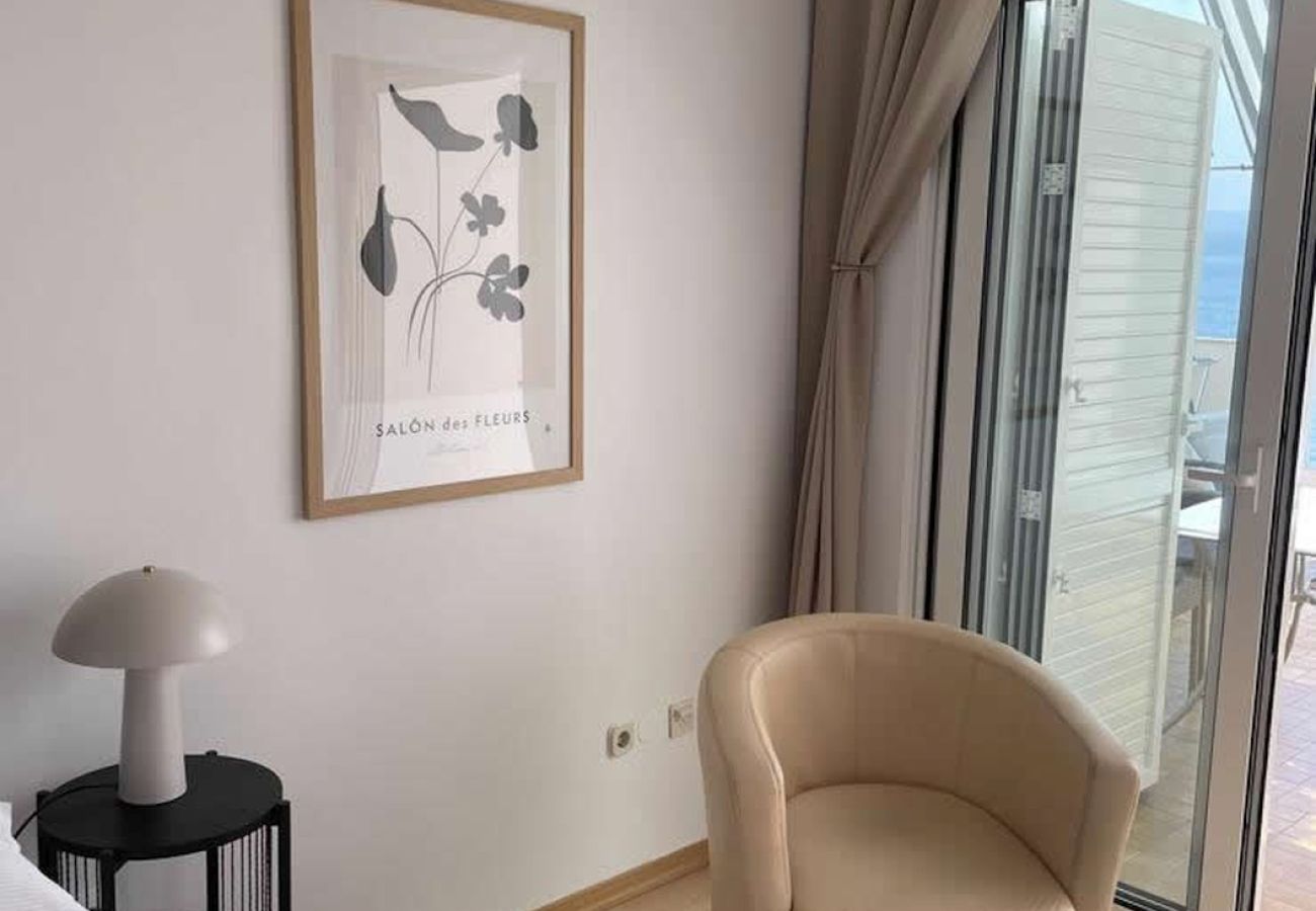 Apartamento en Duce - Apartamento directamente en la playa de arena con vistas al mar, balcón, aire acondicionado y Wi-Fi