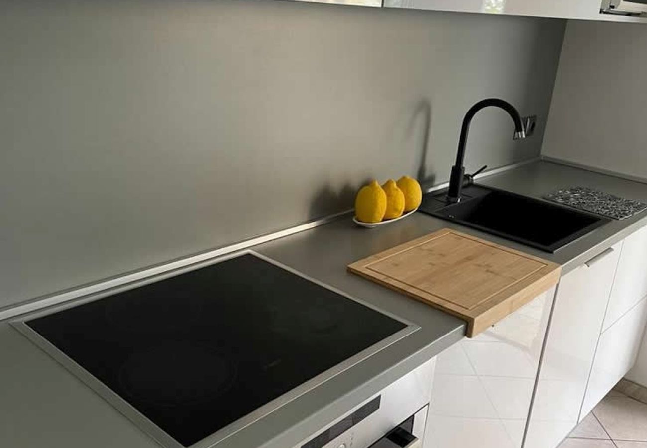 Apartamento en Duce - Apartamento directamente en la playa de arena con vistas al mar, balcón, aire acondicionado y Wi-Fi