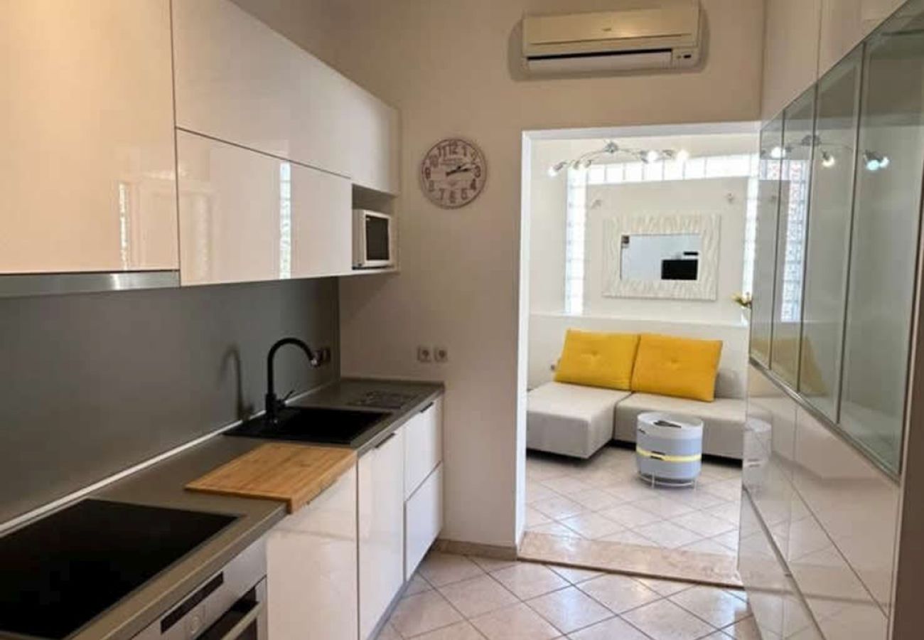Apartamento en Duce - Apartamento directamente en la playa de arena con vistas al mar, balcón, aire acondicionado y Wi-Fi