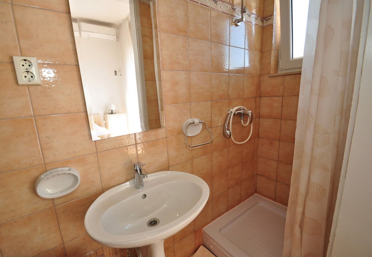 Apartamento en Duce - Apartamento directamente en la playa de arena con vistas al mar, balcón, aire acondicionado y Wi-Fi