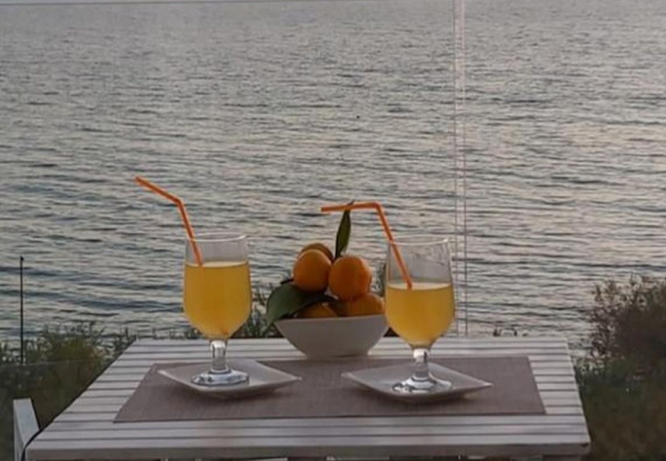 Apartamento en Duce - Apartamento directamente en la playa de arena con vistas al mar, balcón, aire acondicionado y Wi-Fi