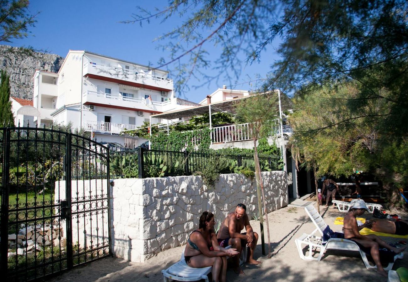 Apartamento en Duce - Apartamento directamente en la playa de arena con vistas al mar, balcón, aire acondicionado y Wi-Fi