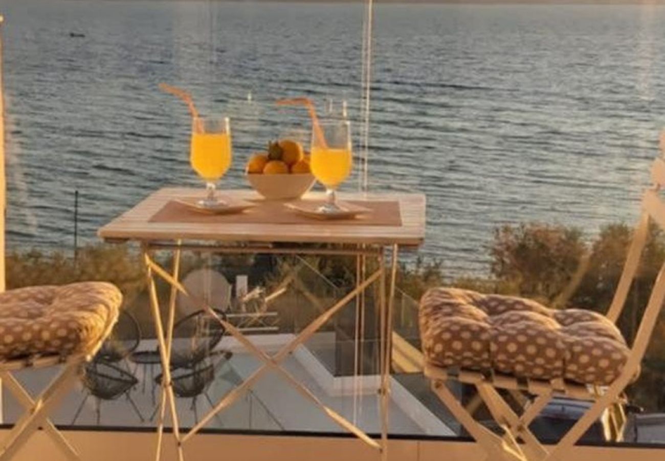 Apartamento en Duce - Apartamento directamente en la playa de arena con vistas al mar, balcón, aire acondicionado y Wi-Fi