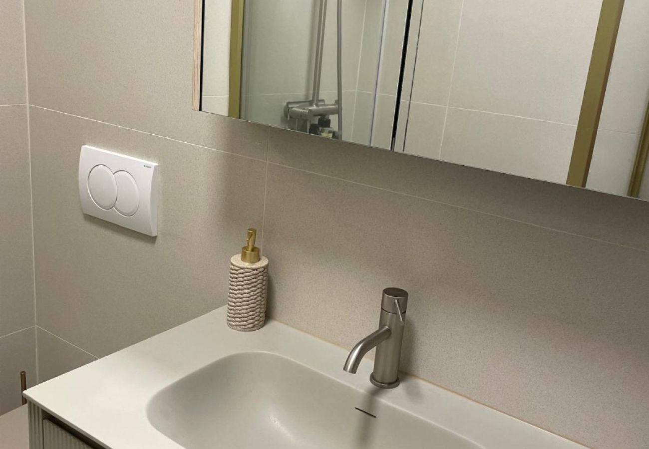 Apartamento en Duce - Apartamento directamente en la playa de arena con vistas al mar, balcón, aire acondicionado y Wi-Fi