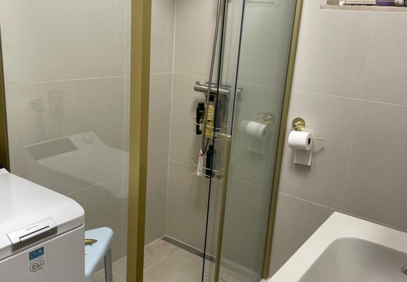 Apartamento en Duce - Apartamento directamente en la playa de arena con vistas al mar, balcón, aire acondicionado y Wi-Fi