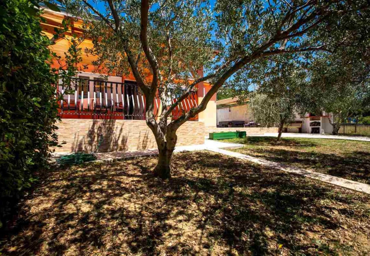 Casa en Mundanije - Casa de vacaciones en Mundanije con jardín, jacuzzi, terraza, aire acondicionado y lavadora (5238-1)