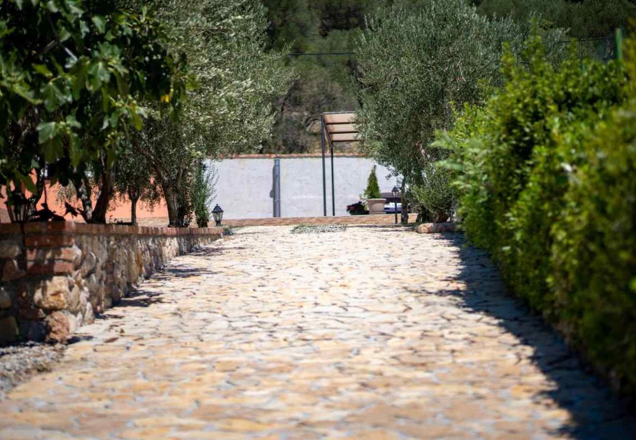 Casa en Mundanije - Casa de vacaciones en Mundanije con jardín, jacuzzi, terraza, aire acondicionado y lavadora (5238-1)