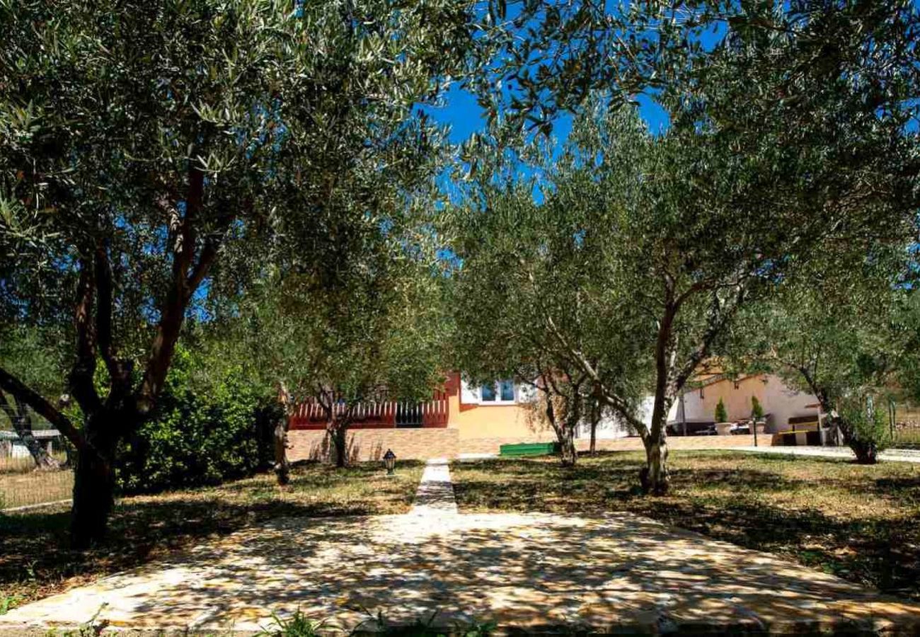 Casa en Mundanije - Casa de vacaciones en Mundanije con jardín, jacuzzi, terraza, aire acondicionado y lavadora (5238-1)