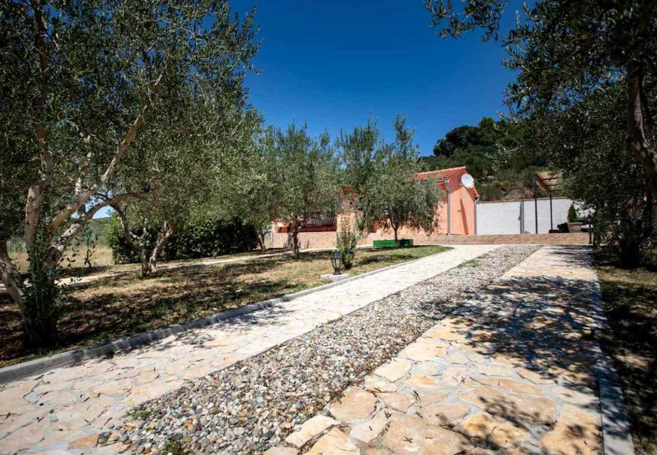 Casa en Mundanije - Casa de vacaciones en Mundanije con jardín, jacuzzi, terraza, aire acondicionado y lavadora (5238-1)