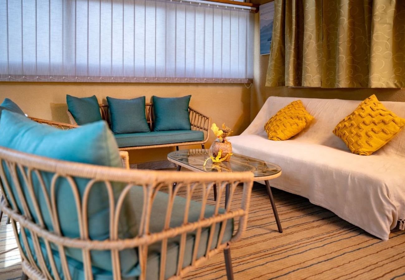 Casa en Mundanije - Casa de vacaciones en Mundanije con jardín, jacuzzi, terraza, aire acondicionado y lavadora (5238-1)