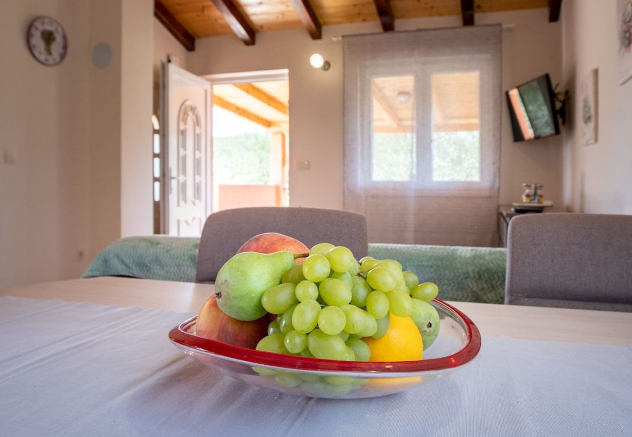 Casa en Mundanije - Casa de vacaciones en Mundanije con jardín, jacuzzi, terraza, aire acondicionado y lavadora (5238-1)