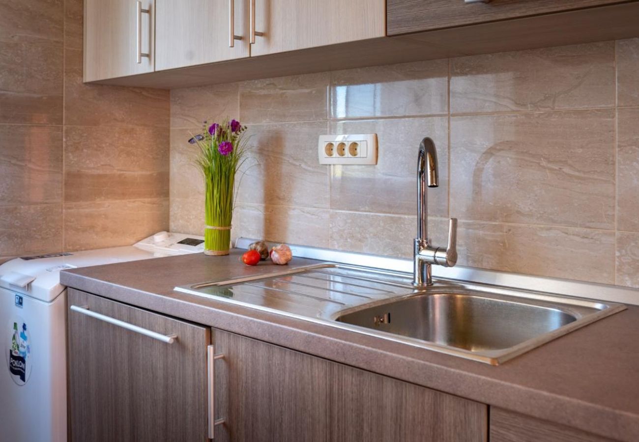 Casa en Mundanije - Casa de vacaciones en Mundanije con jardín, jacuzzi, terraza, aire acondicionado y lavadora (5238-1)