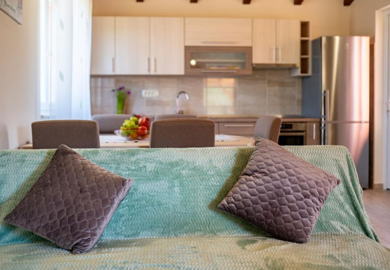 Casa en Mundanije - Casa de vacaciones en Mundanije con jardín, jacuzzi, terraza, aire acondicionado y lavadora (5238-1)