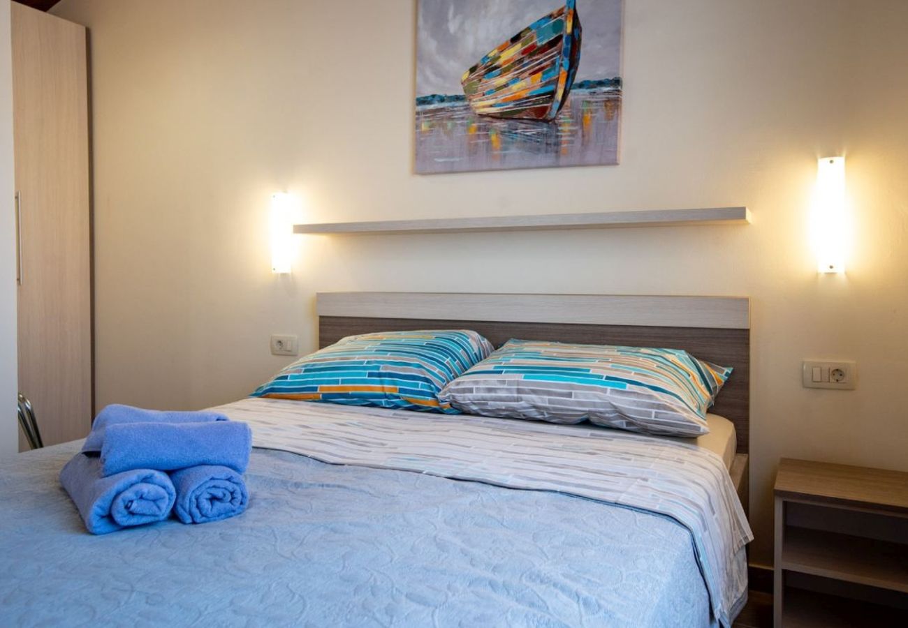 Casa en Mundanije - Casa de vacaciones en Mundanije con jardín, jacuzzi, terraza, aire acondicionado y lavadora (5238-1)