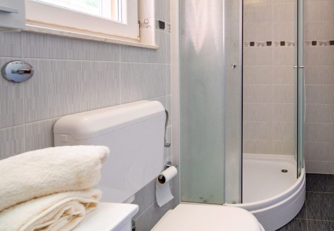 Casa en Mundanije - Casa de vacaciones en Mundanije con jardín, jacuzzi, terraza, aire acondicionado y lavadora (5238-1)