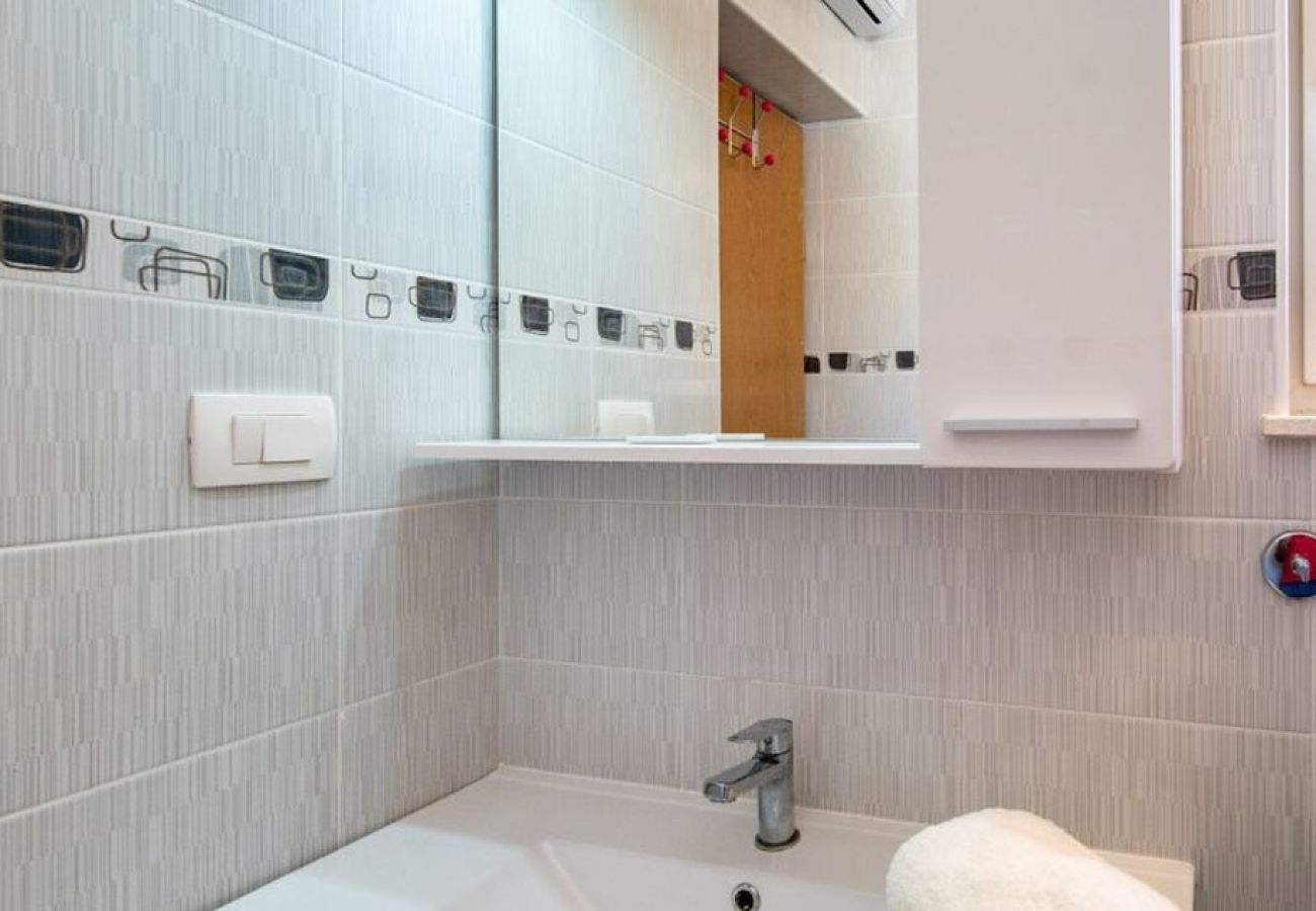 Casa en Mundanije - Casa de vacaciones en Mundanije con jardín, jacuzzi, terraza, aire acondicionado y lavadora (5238-1)