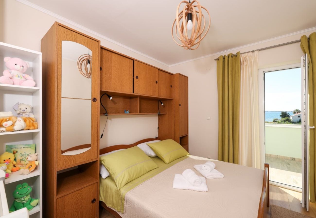 Casa en Privlaka - Casa de vacaciones 5239 para 8+3 personas en Privlaka – a 100 m de la playa de arena