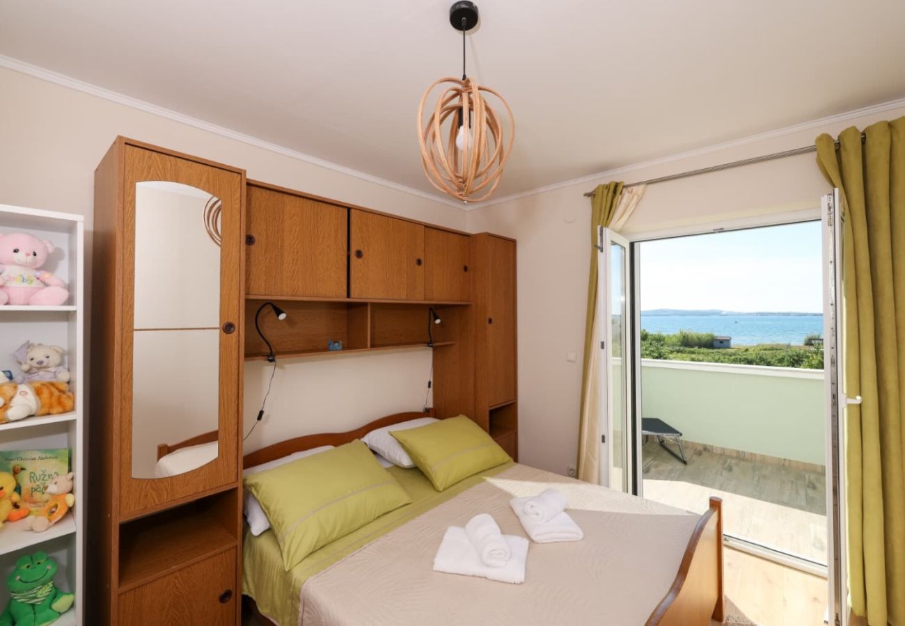 Casa en Privlaka - Casa de vacaciones 5239 para 8+3 personas en Privlaka – a 100 m de la playa de arena
