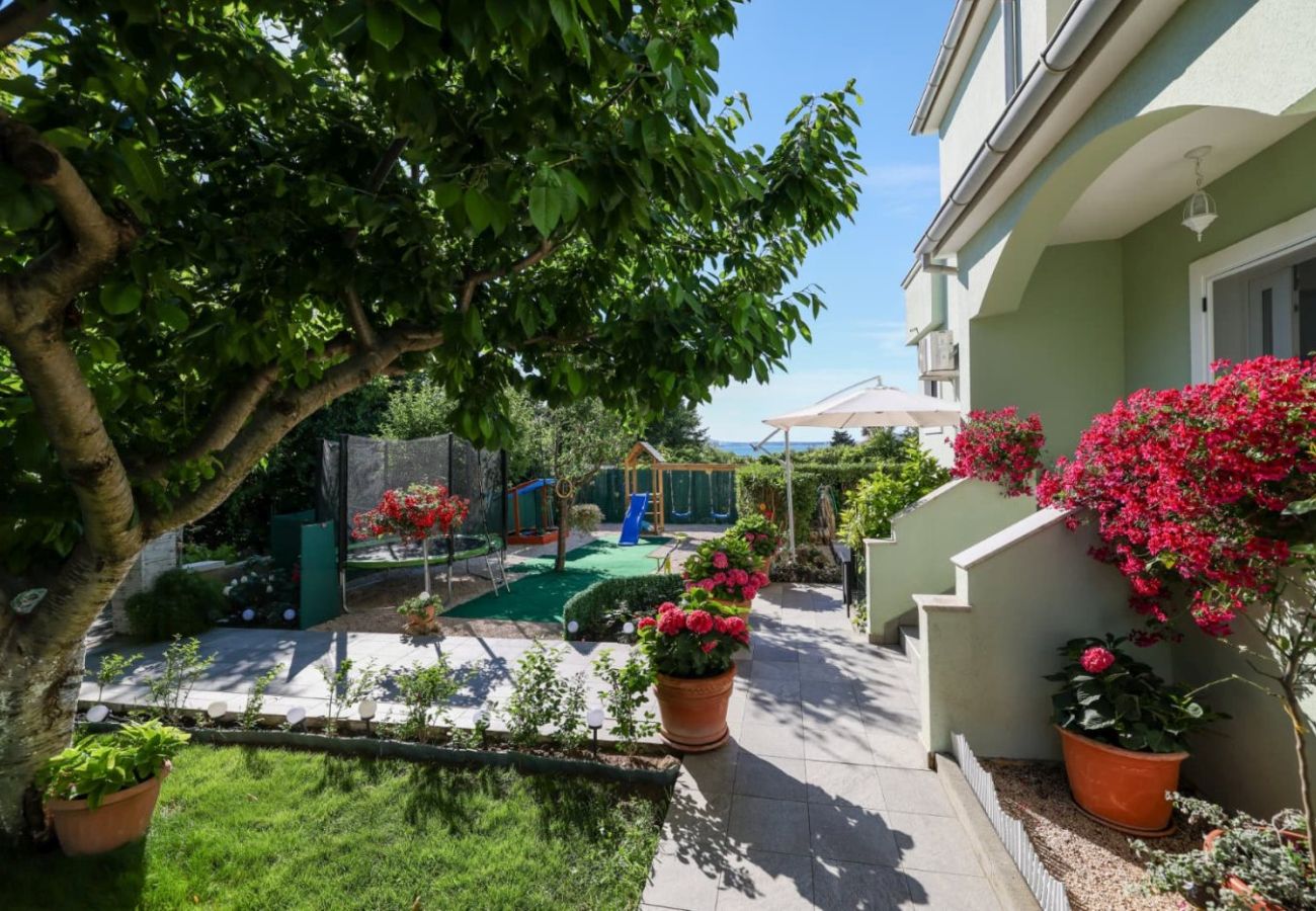 Casa en Privlaka - Casa de vacaciones 5239 para 8+3 personas en Privlaka – a 100 m de la playa de arena