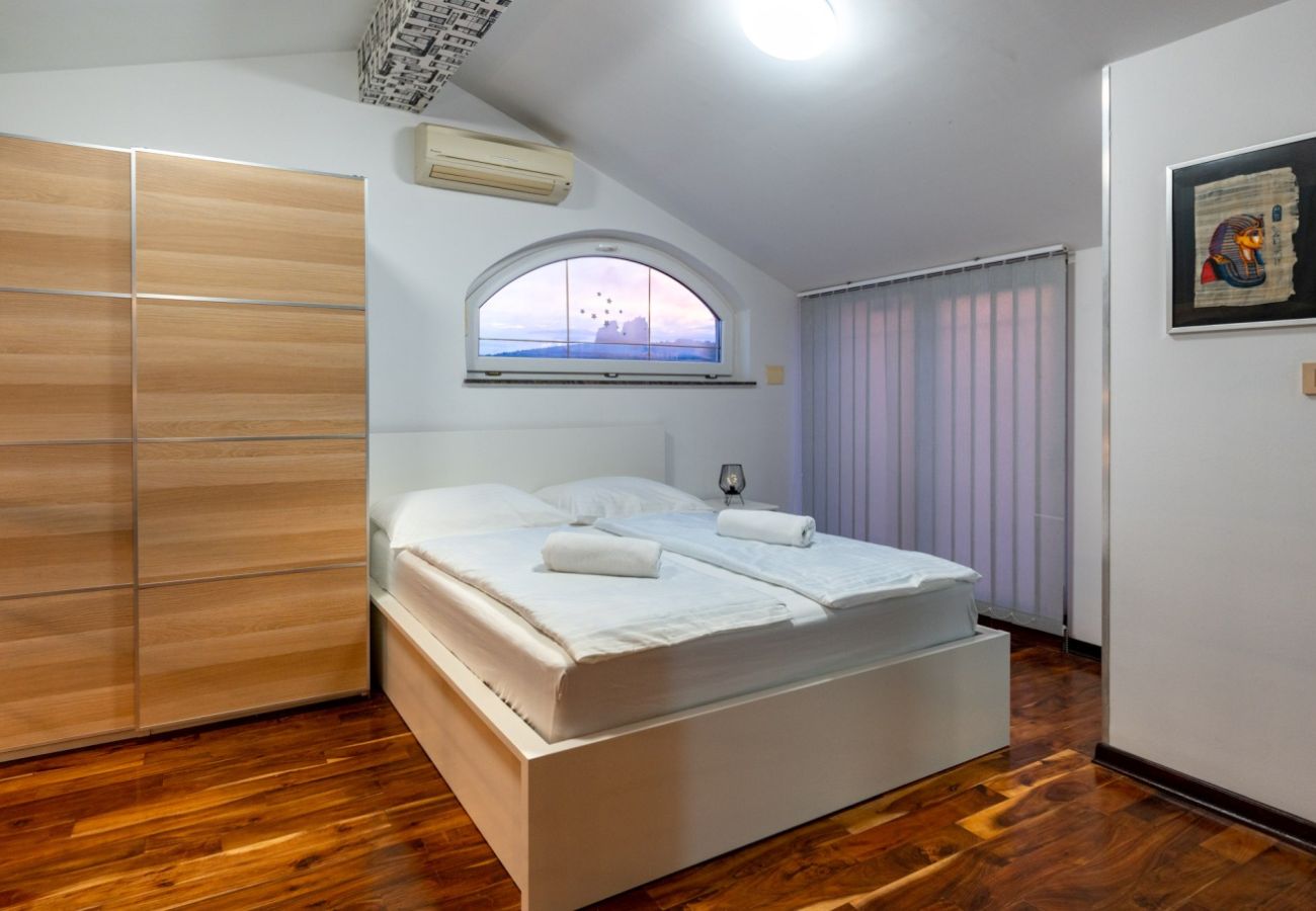 Apartamento en Lopar - Apartamento vacacional en Lopar con terraza, aire acondicionado, Wi-Fi y vista al mar (4738-7)