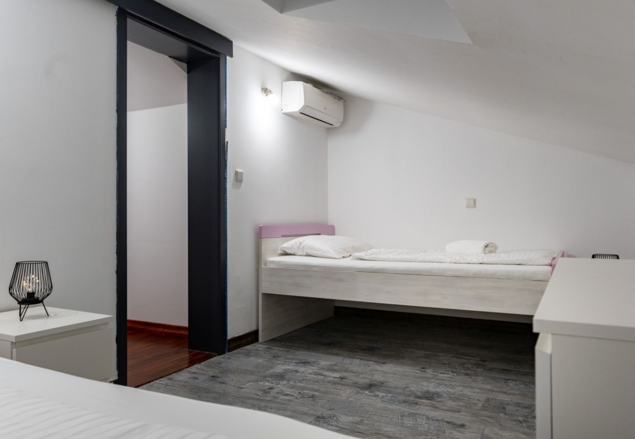 Apartamento en Lopar - Apartamento vacacional en Lopar con terraza, aire acondicionado, Wi-Fi y vista al mar (4738-7)