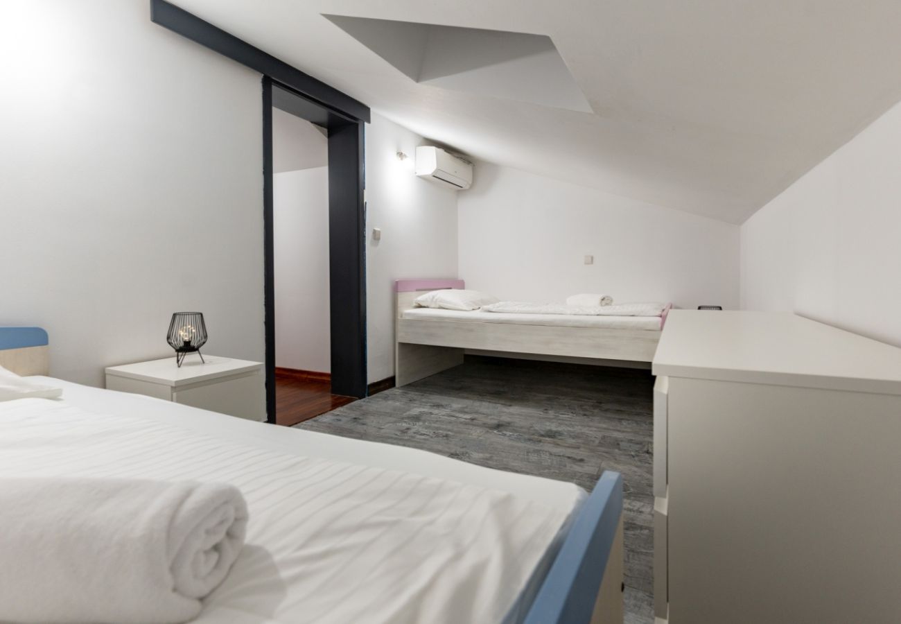 Apartamento en Lopar - Apartamento vacacional en Lopar con terraza, aire acondicionado, Wi-Fi y vista al mar (4738-7)