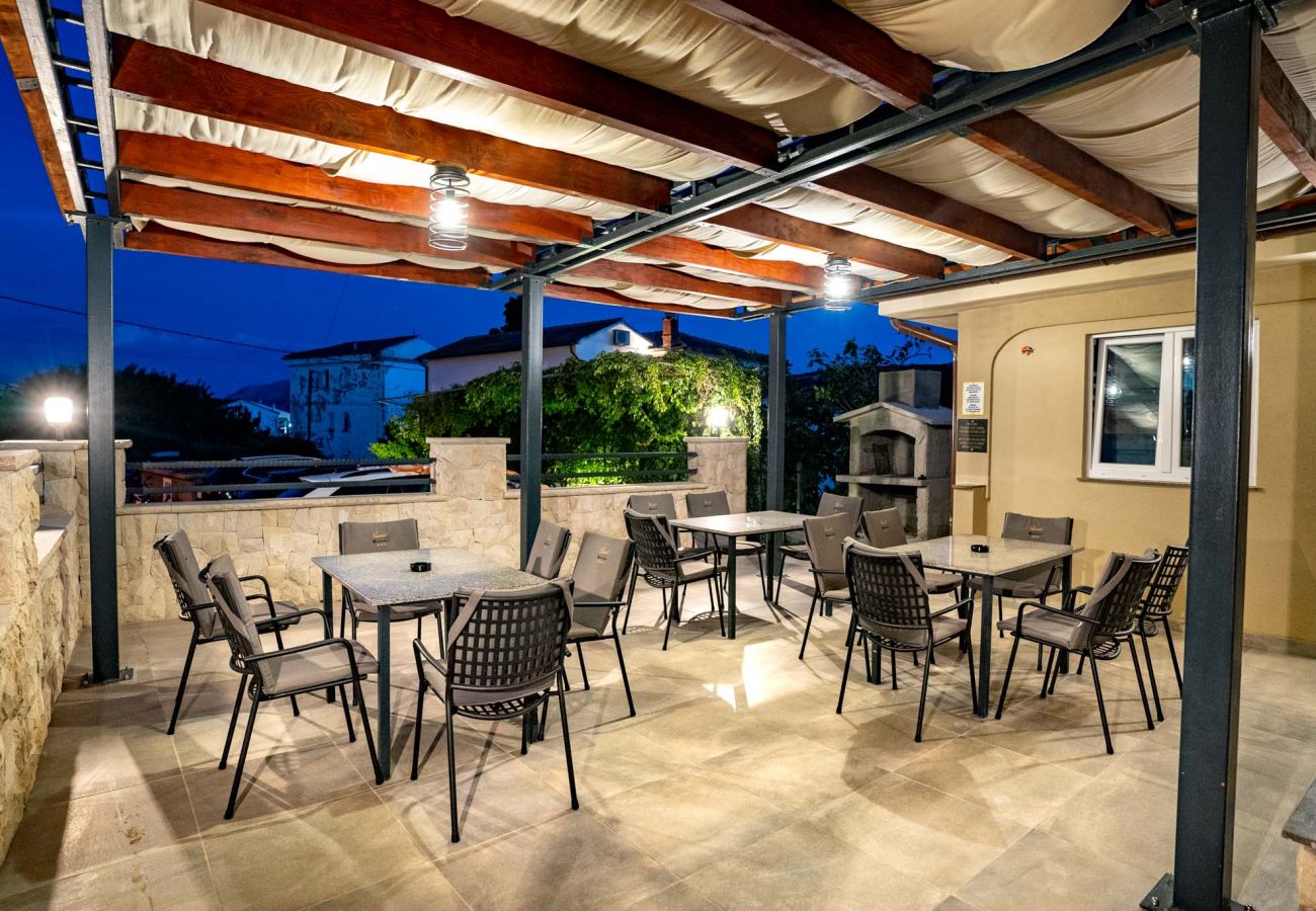 Apartamento en Lopar - Apartamento vacacional en Lopar con terraza, aire acondicionado, Wi-Fi y vista al mar (4738-7)