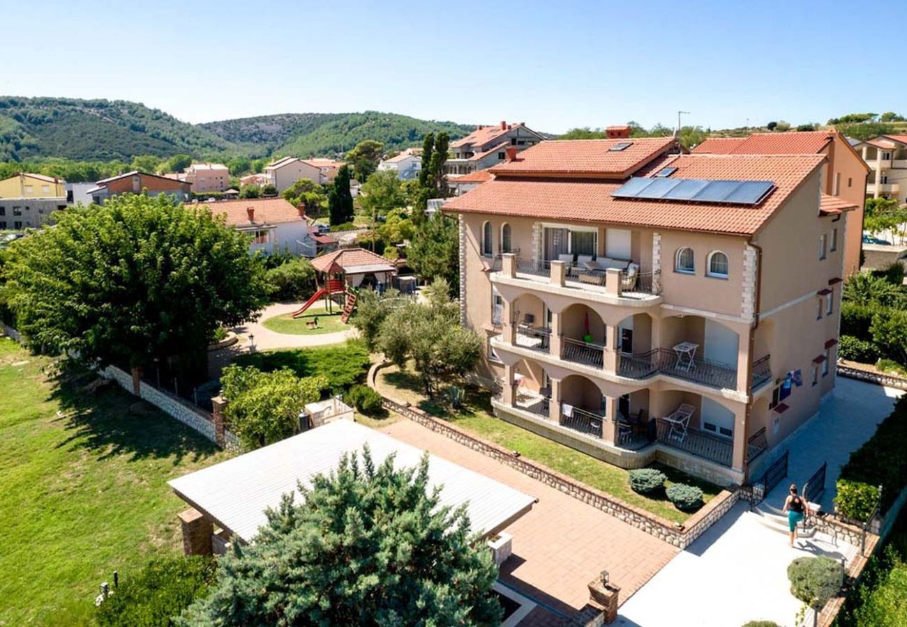 Apartamento en Lopar - Apartamento vacacional en Lopar con terraza, aire acondicionado, Wi-Fi y vista al mar (4738-7)