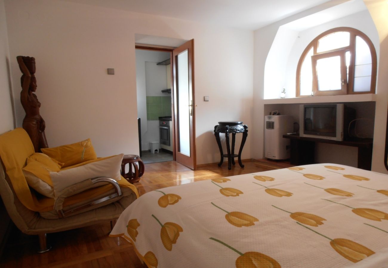 Appartement à Veli Lošinj - Appartement dans Veli Lošinj avec terrasse, Climatisation, WIFI, Machine à laver (63-2)