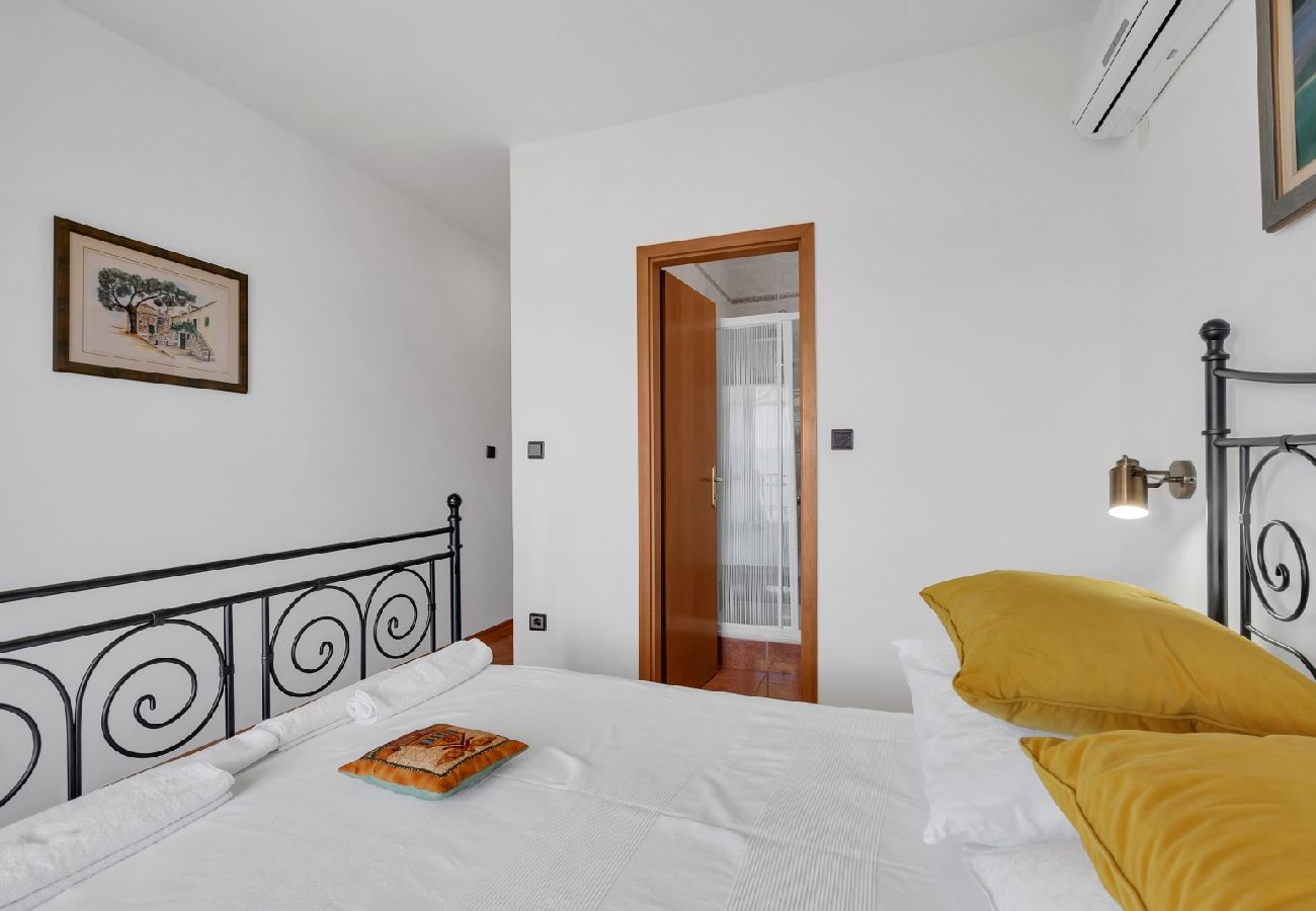 Chambres d'hôtes à Duce - Chambre dans Duće avec vue mer, Balcon, Climatisation, WIFI (79-1)