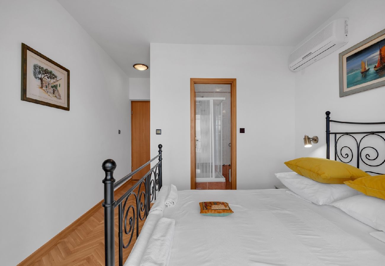 Chambres d'hôtes à Duce - Chambre dans Duće avec vue mer, Balcon, Climatisation, WIFI (79-1)