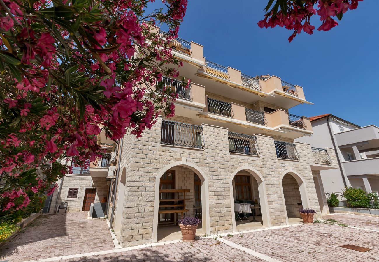 Chambres d'hôtes à Duce - Chambre dans Duće avec vue mer, Balcon, Climatisation, WIFI (79-1)