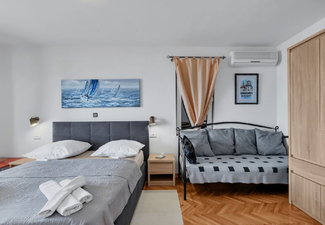 Chambres d'hôtes à Duce - Chambre dans Duće avec vue mer, Balcon, Climatisation, WIFI (79-3)