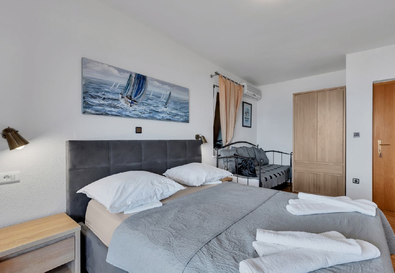 Chambres d'hôtes à Duce - Chambre dans Duće avec vue mer, Balcon, Climatisation, WIFI (79-3)