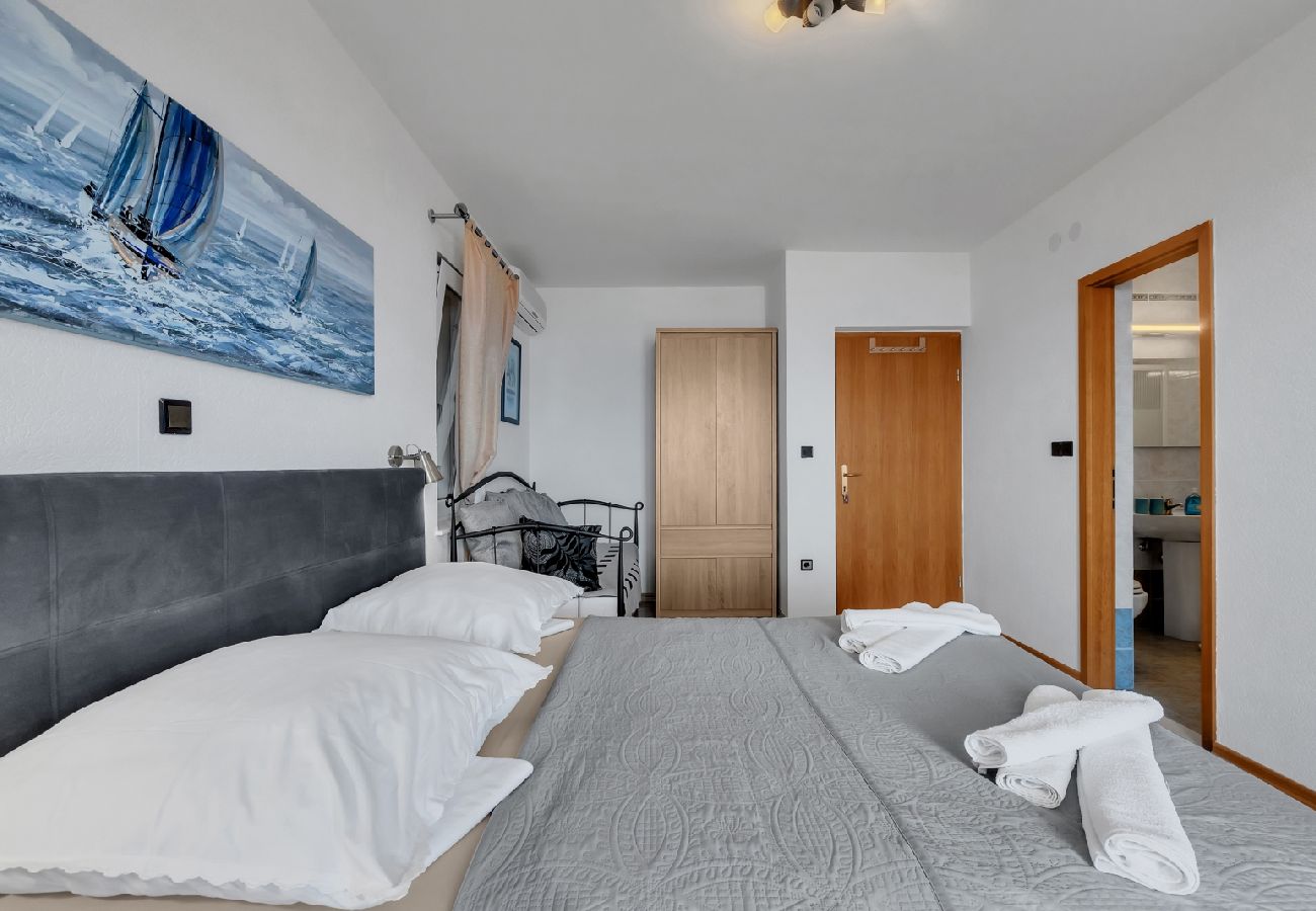 Chambres d'hôtes à Duce - Chambre dans Duće avec vue mer, Balcon, Climatisation, WIFI (79-3)