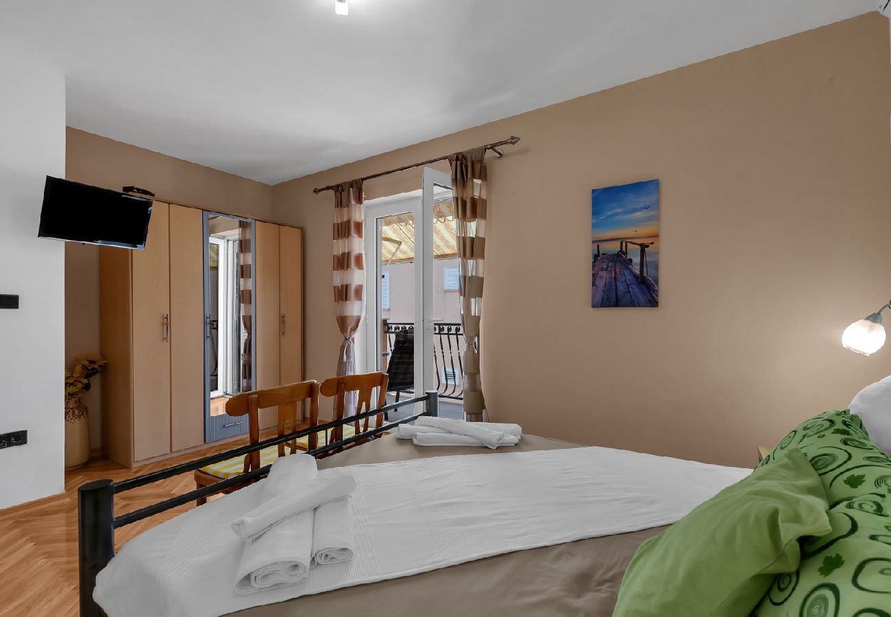 Chambres d'hôtes à Duce - Chambre dans Duće avec vue mer, Balcon, Climatisation, WIFI (79-4)