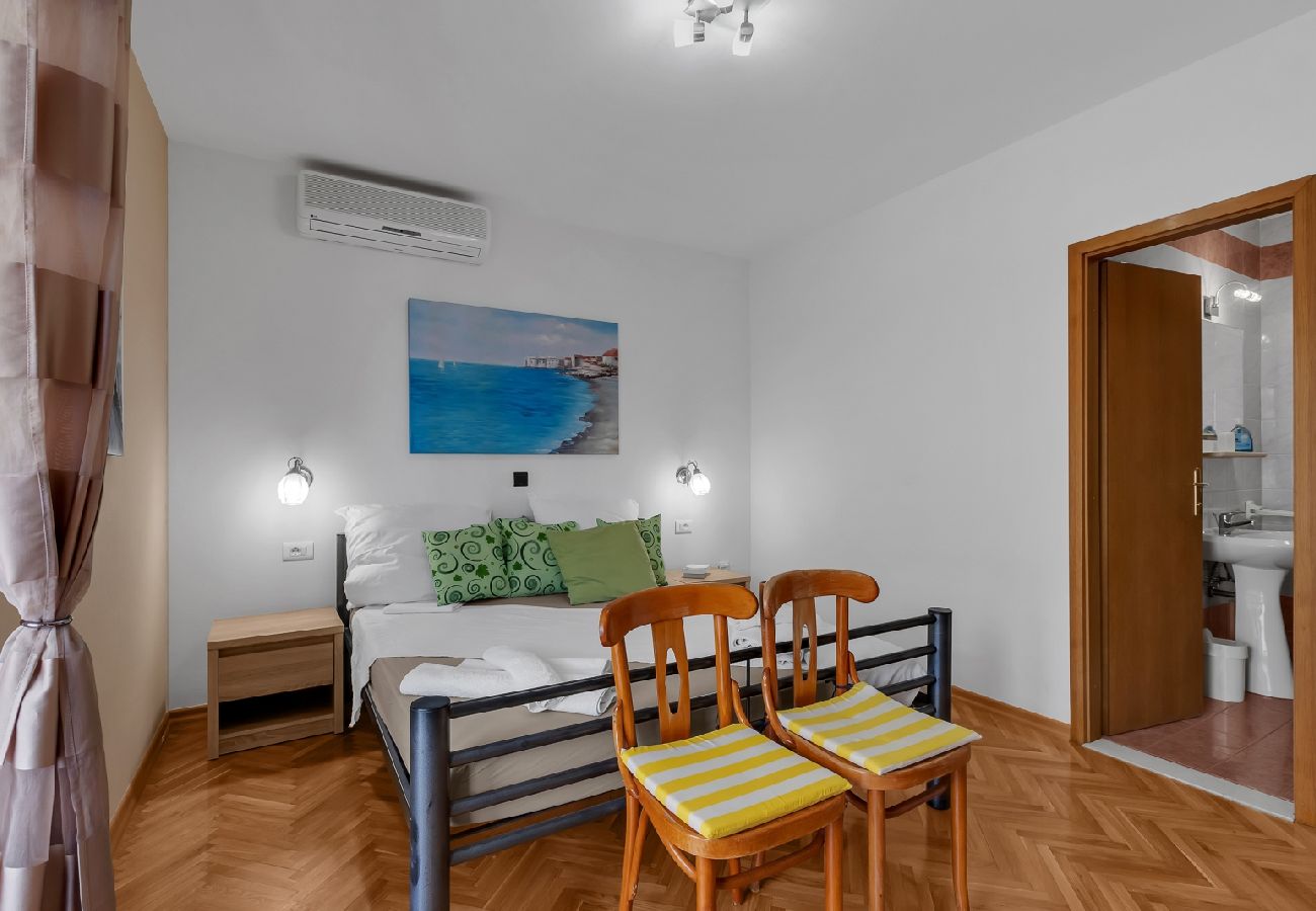 Chambres d'hôtes à Duce - Chambre dans Duće avec vue mer, Balcon, Climatisation, WIFI (79-4)