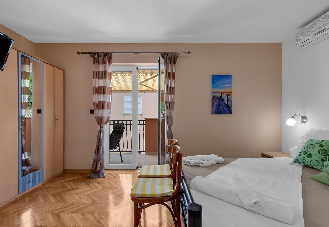 Chambres d'hôtes à Duce - Chambre dans Duće avec vue mer, Balcon, Climatisation, WIFI (79-4)