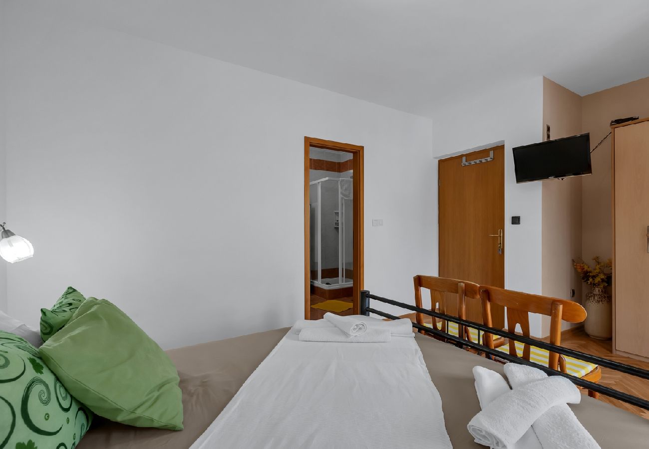 Chambres d'hôtes à Duce - Chambre dans Duće avec vue mer, Balcon, Climatisation, WIFI (79-4)