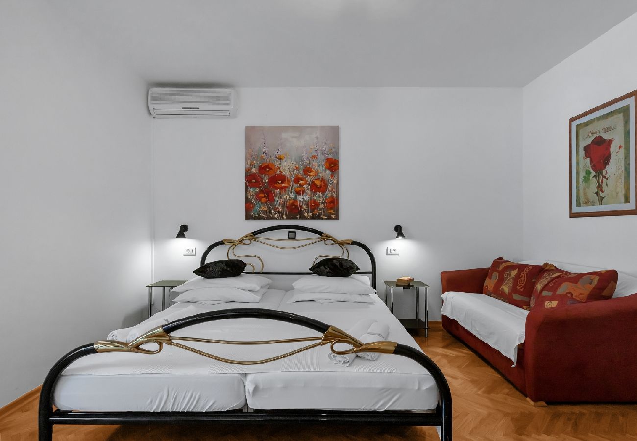 Chambres d'hôtes à Duce - Chambre dans Duće avec Balcon, Climatisation, WIFI (79-5)