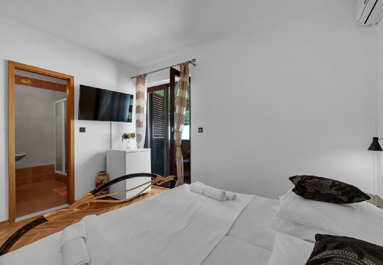 Chambres d'hôtes à Duce - Chambre dans Duće avec Balcon, Climatisation, WIFI (79-5)