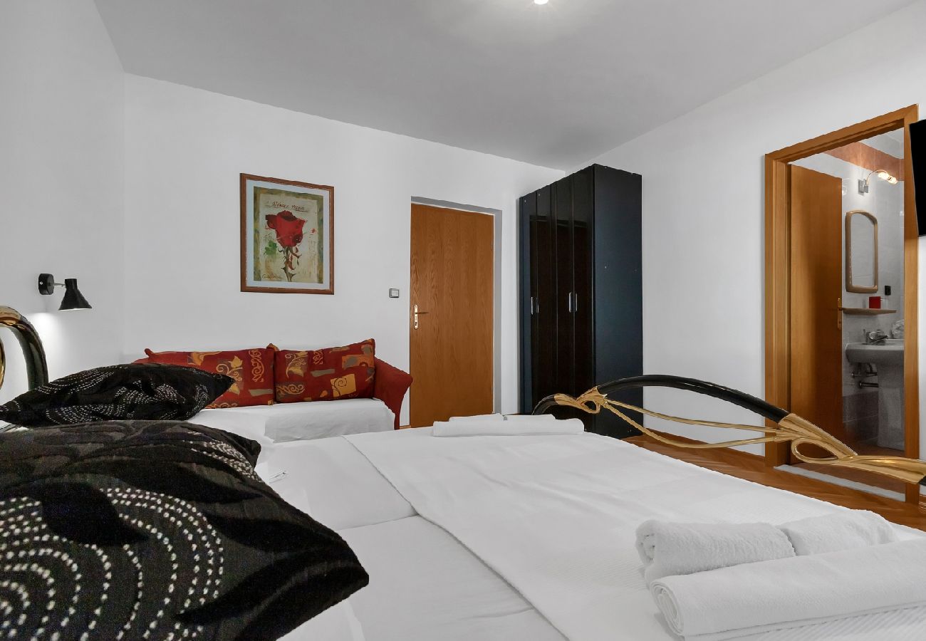 Chambres d'hôtes à Duce - Chambre dans Duće avec Balcon, Climatisation, WIFI (79-5)