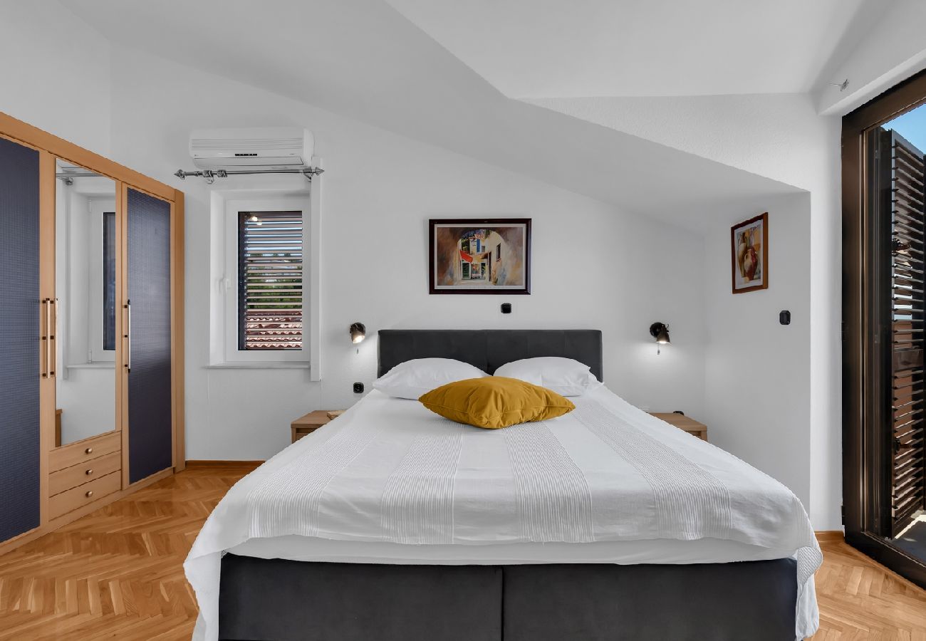 Chambres d'hôtes à Duce - Chambre dans Duće avec vue mer, Balcon, Climatisation, WIFI (79-7)