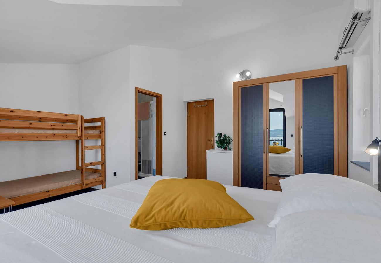 Chambres d'hôtes à Duce - Chambre dans Duće avec vue mer, Balcon, Climatisation, WIFI (79-7)